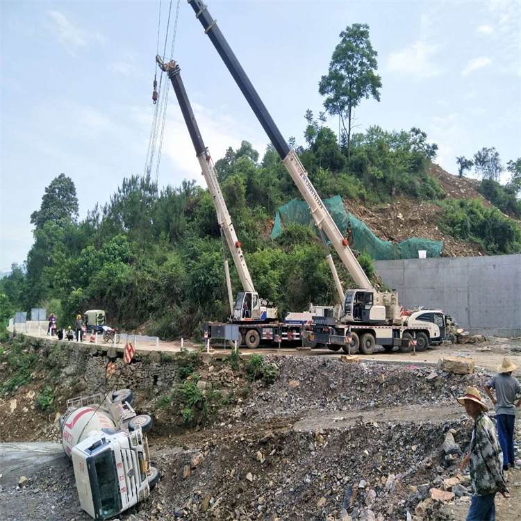 三明三元汽车掉沟里叫吊车救援要多少钱